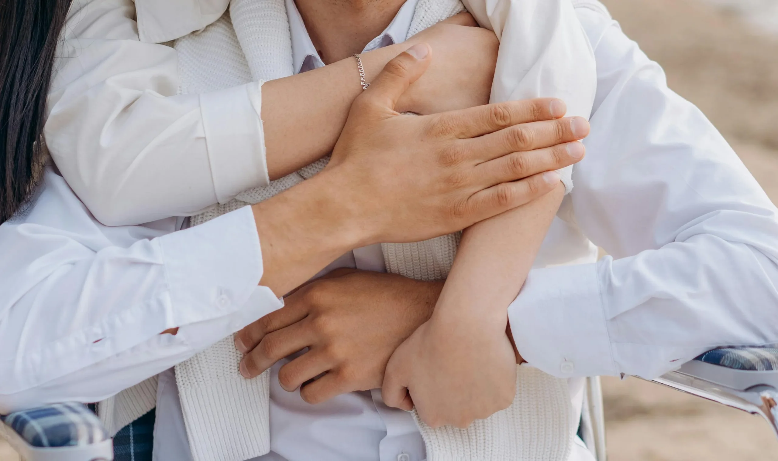 Foto de abrazos para psicología MBC PSICOLOGIA