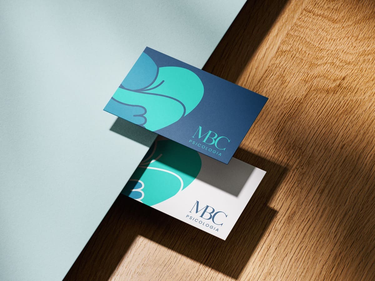 Mockup tarjetas de visita con el logo de MBC PSICOLOGIA
