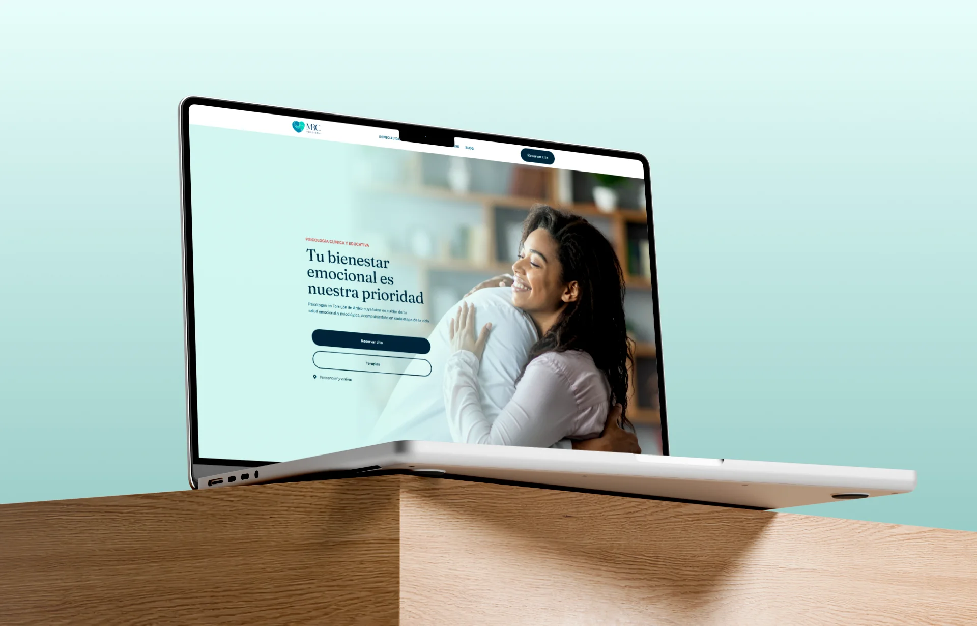 Mockup de laptop de MBC PSICOLOGIA mostrando la home