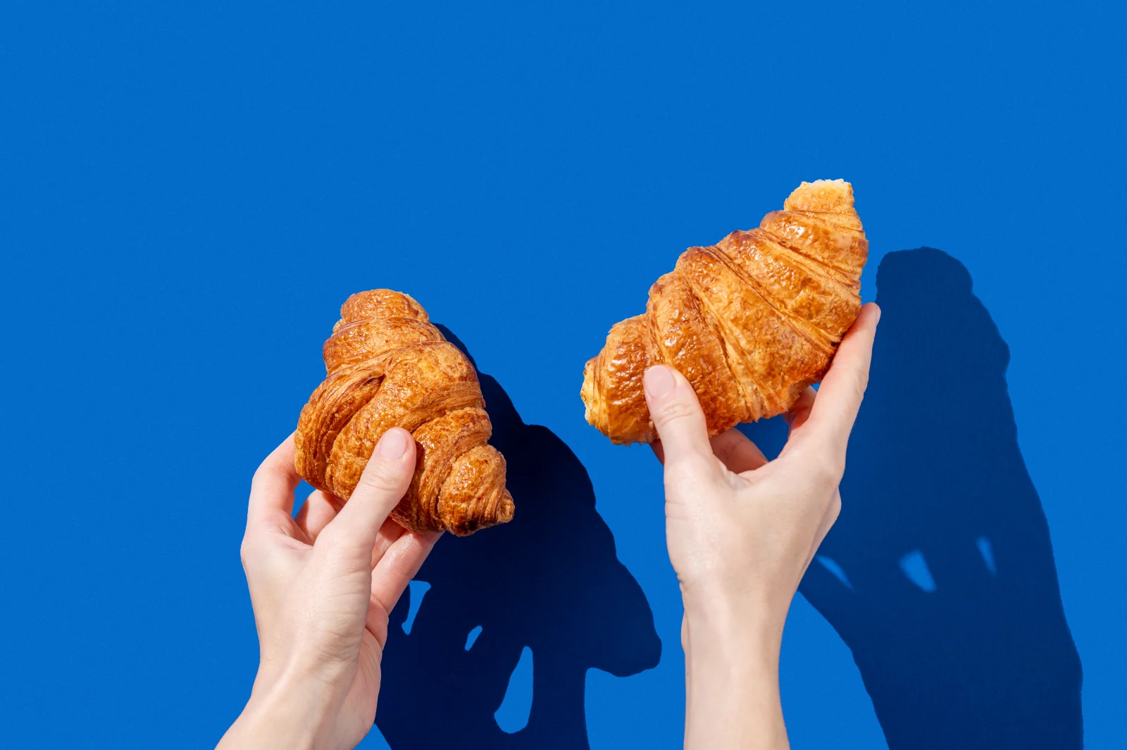 Dos croissants en un fondo azul